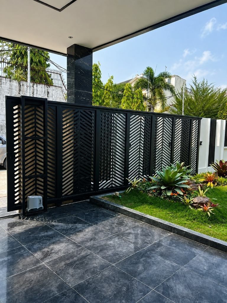 Hunian Ade Irma Suryani - Pintu Garasi Lipat / Tikung Laser Cut Modern